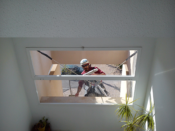 Limpieza de cristales y ventanales comunitarios de edificio comunitario