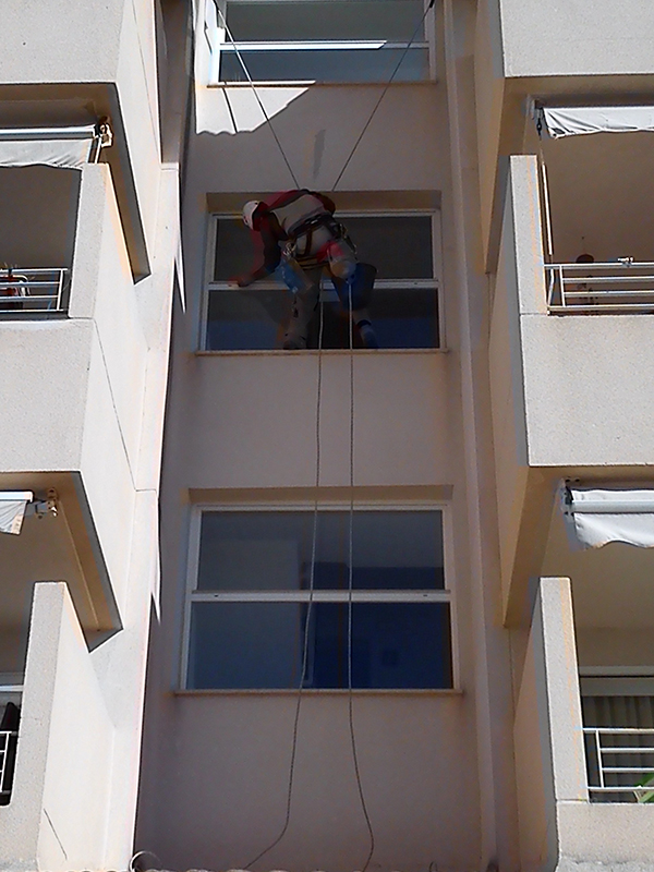 Limpieza de cristales y ventanales comunitarios de edificio comunitario