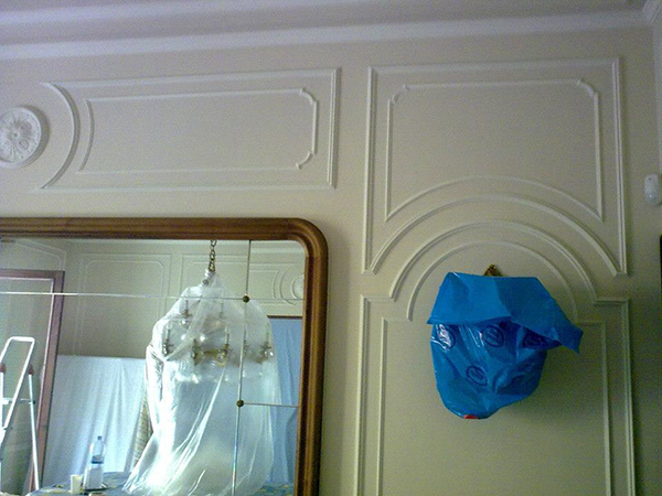 Detalle de las molduras del salón ya pintadas, resultado final