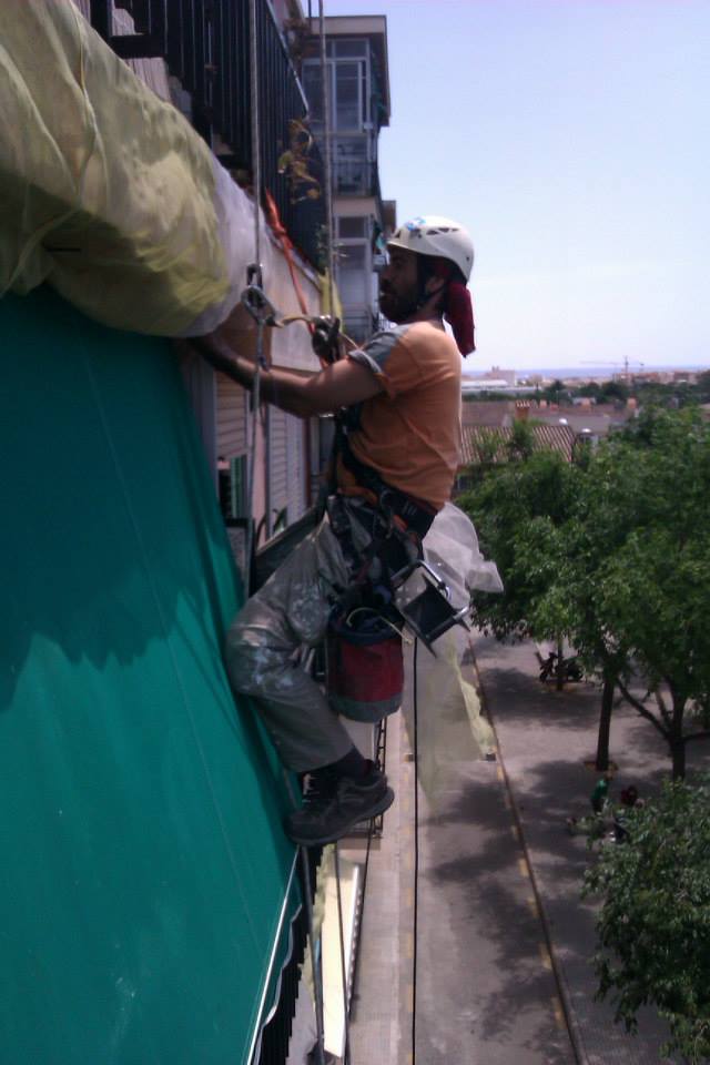 Colocación de las redes protectoras en la fachada