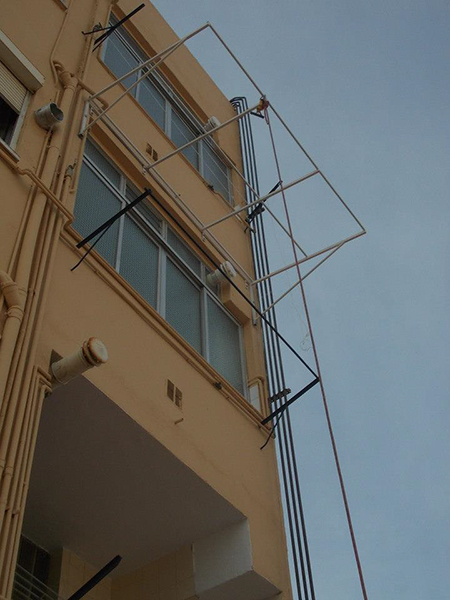 Instalación de la estructura de los toldos en la fachada