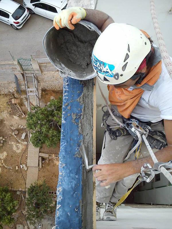 Reparación de la jácena de cimentación en curso