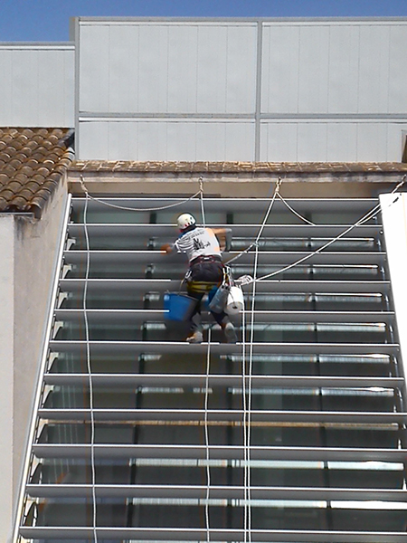 Limpieza de la fachada acristalada del edificio Palma Activa desde el exterior
