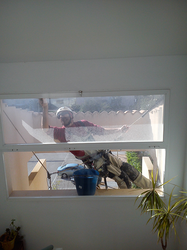 Trabajos verticales de limpieza en la fachada acristalada