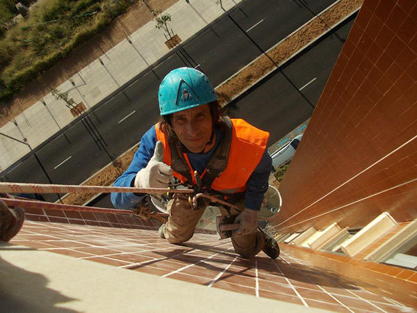Preparación de las juntas de las baldosas de la fachada