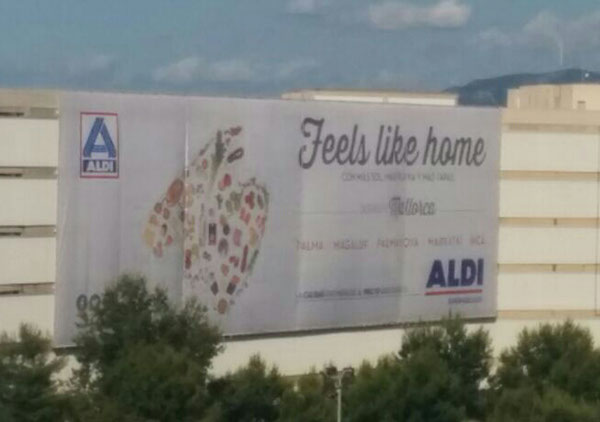 Instalación cartel publicitario en el aeropuerto de palma