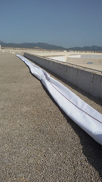 Preparación del montaje del cartel de ALDI en el aeropuerto de Palma