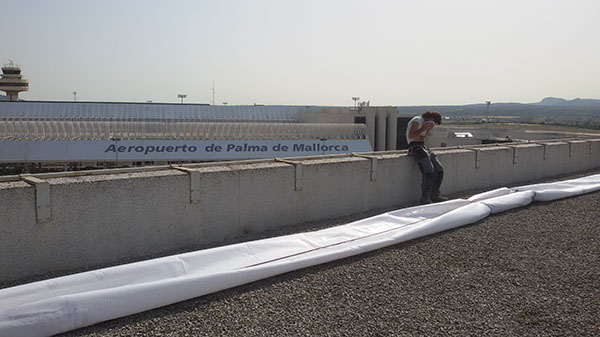 Trabajos verticales para instalar el cartel de ALDI en el aeropuerto