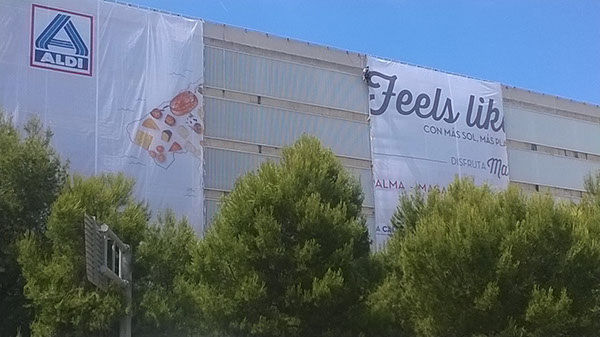 Vista general del cartel de ALDI en el aeropuerto de Palma