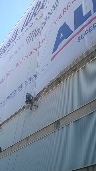 Cartel de ALDI instalado, vista lateral