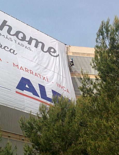 Cartel de ALDI durante la instalación en el aeropuerto