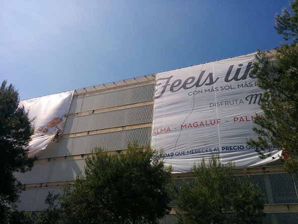 Vista del cartel de ALDI instalado en el aeropuerto de Palma