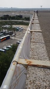 Instalación de cartel publicitario en el aeropuerto de Palma