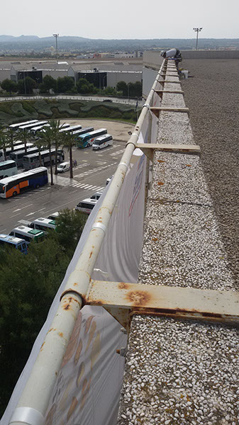 Colocación del cartel de ALDI en el aeropuerto de Palma