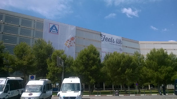 Cartel publicitario de ALDI ya colocado en el aeropuerto