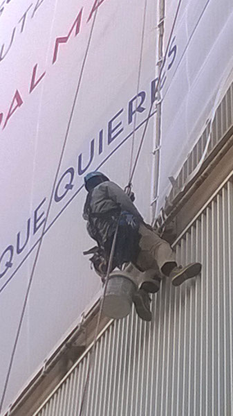 Instalación cartel publicitario en el aeropuerto de palma.