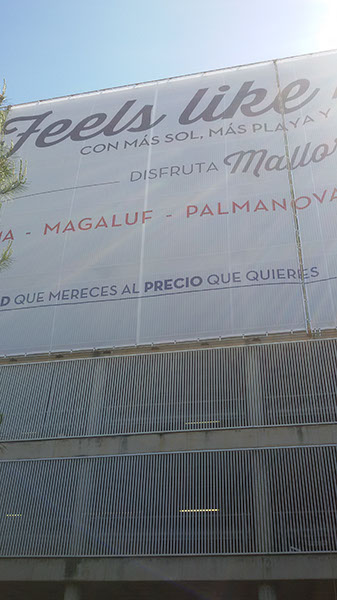 Ajuste del cartel de ALDI sobre la estructura del aeropuerto