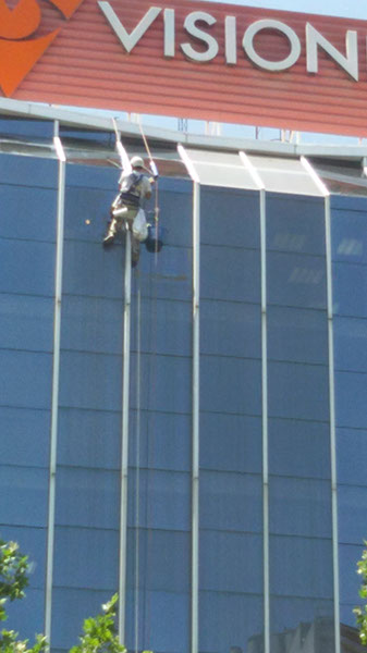 Trabajos verticales para la limpieza de los cristales del edificio VisionLab