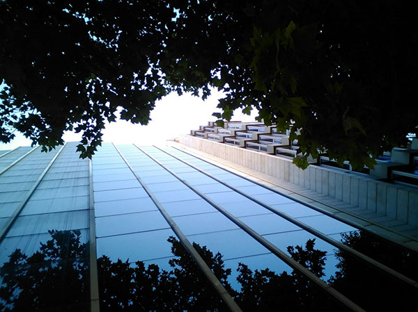 Fachada acristalada del edificio VisionLab durante la limpieza