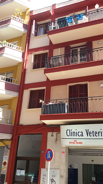 Fachada durante el proceso de pintura