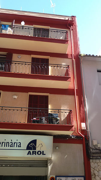Fachada con la nueva pintura casi terminada
