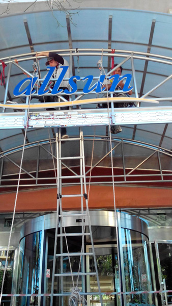 Montaje del cartel luminoso en los hoteles Coral y Estrella de Mar