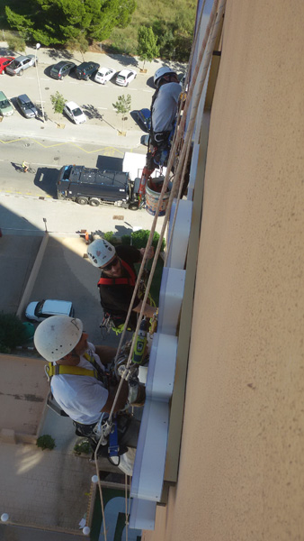 Trabajos verticales en la fachada del hotel Es Pil·larí