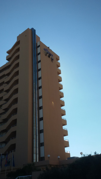 Montaje del cartel luminoso en el hotel Es Pil·larí