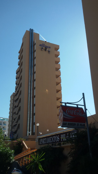 Colocación del cartel en altura en el hotel Es Pil·larí