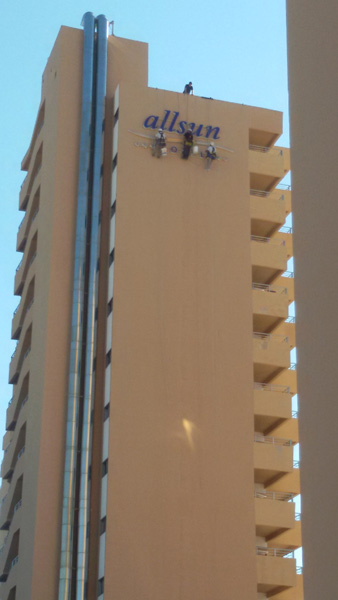 Cartel luminoso instalado en el hotel Es Pil·larí, resultado final
