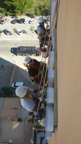 Acceso con cuerdas para el montaje del cartel en el hotel Es Pil·larí