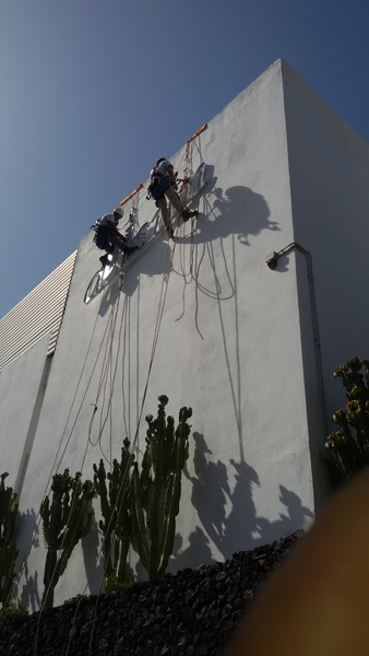 Fachada del hotel Los Hibiscos antes de la instalación del cartel