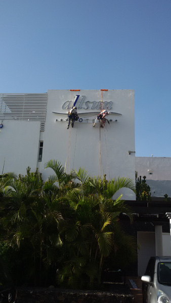 Trabajos verticales en la fachada del hotel Los Hibiscos