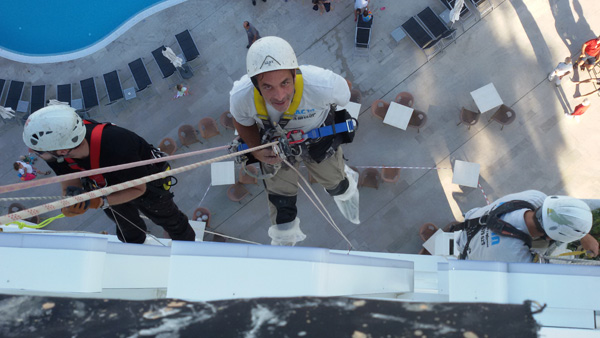 Trabajos verticales en la fachada del hotel Edén