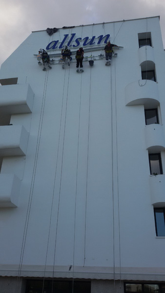 Montaje del nuevo cartel luminoso en el hotel Edén