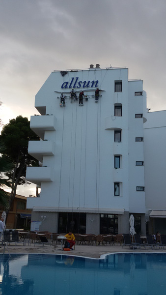 Colocación de las letras del cartel en el hotel Edén