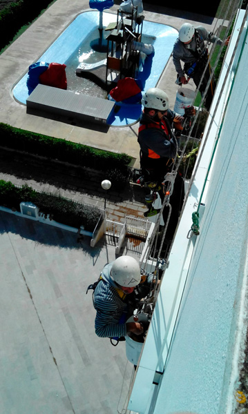 Instalación del cartel luminoso en altura en el hotel Edén