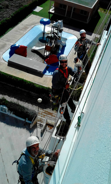Fijación del rótulo en la fachada del hotel Edén