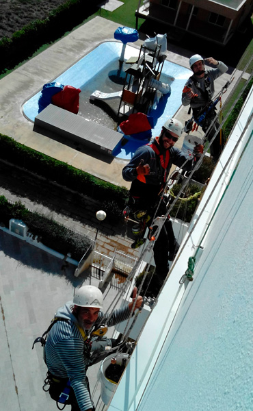 Trabajo de precisión en el montaje del cartel del hotel Edén