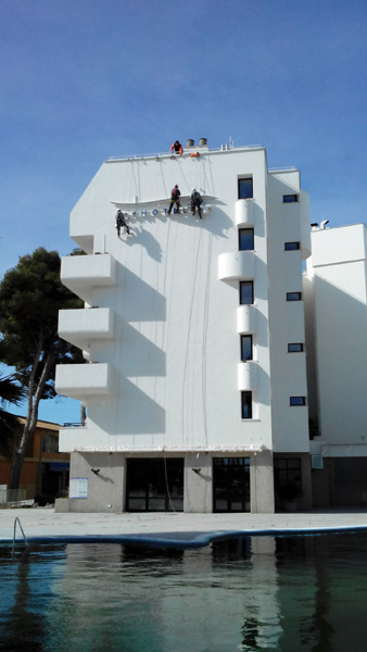 Detalle del nuevo cartel del hotel Edén