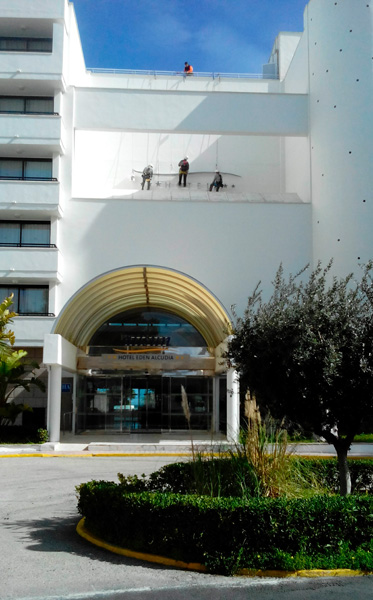 Cartel del hotel Edén sobre la fachada