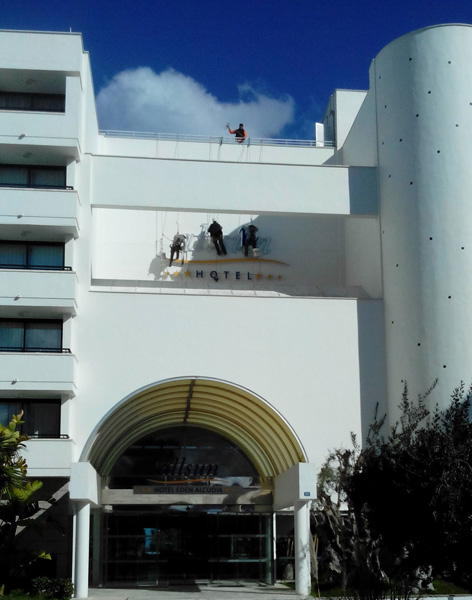 El cartel del hotel Edén iluminado de noche