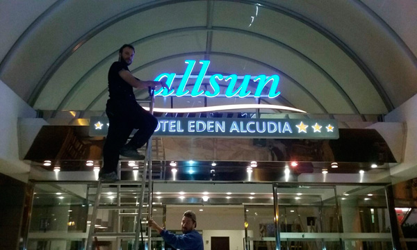Cartel luminoso del hotel Edén de Allsun terminado e iluminado