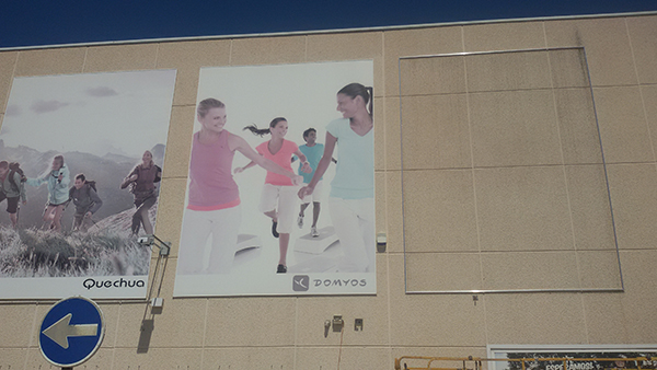 Lona publicitaria de Decathlon casi terminada