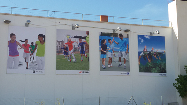 Lona publicitaria de Decathlon parcialmente instalada