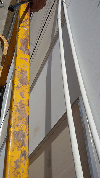 Trabajos verticales durante la instalación de la lona