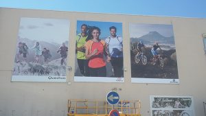 Instalación de lonas publicitarias para Decathlon
