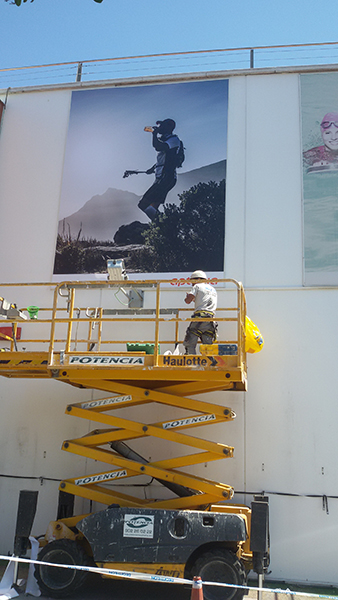 Izado de la lona publicitaria en la fachada de Decathlon