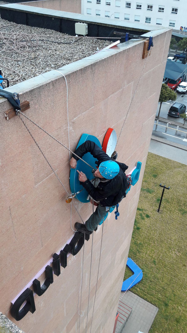 Instalación del nuevo letrero en altura mediante trabajos verticales