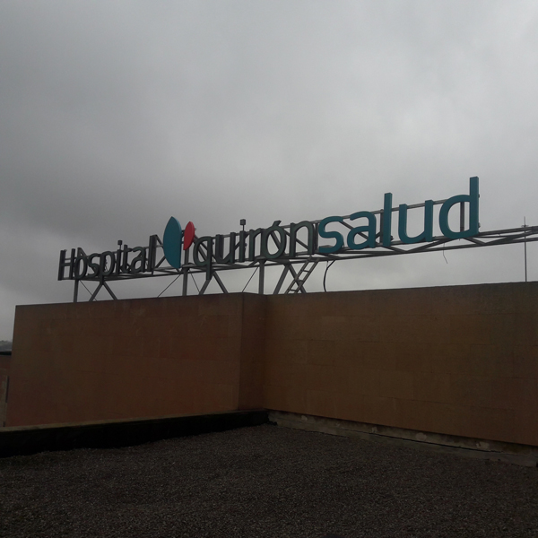 Nuevo letrero de la clínica ya instalado
